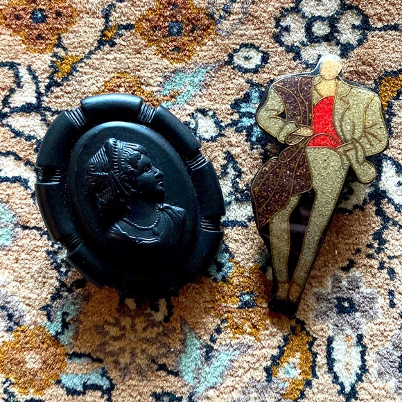 Statement Brooches - Picture 1 of 5